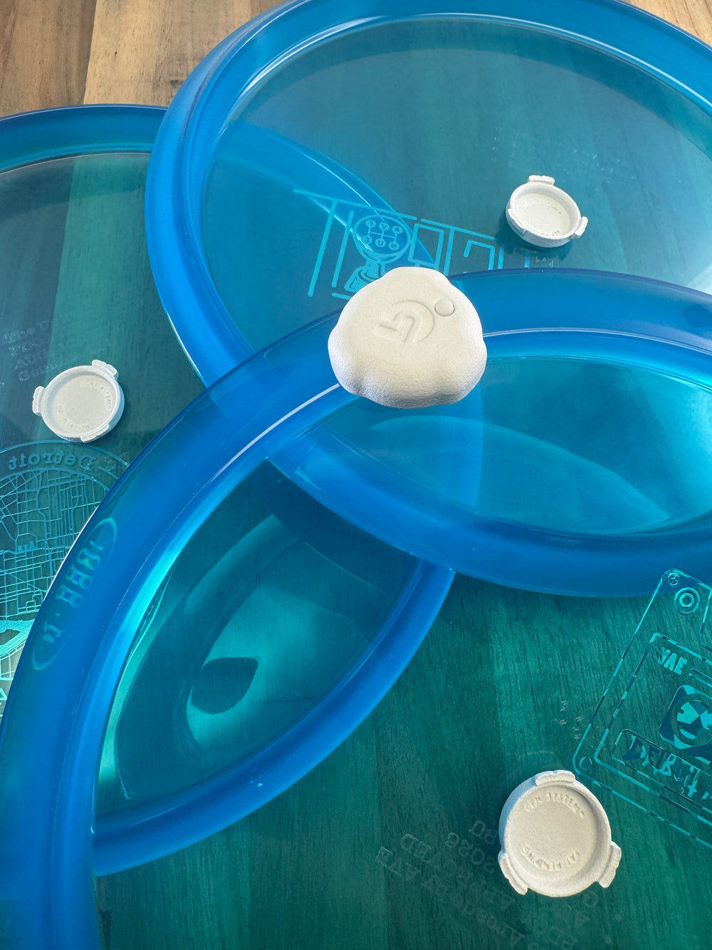 Clic sensor and bases mounted on discs for demonstration